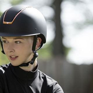 Casco HKM Sports Equipment Lady Shield, color negro con embellecedor rosegold - Imagen 2